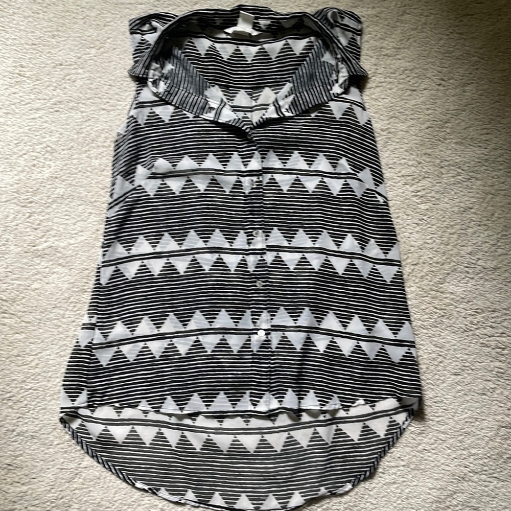H&M black and white printed sleeveless button down shirt, size 6